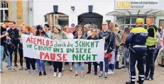  ?? FOTO: NICOLE LANGE ?? Die Protestier­enden zogen erst über das Gelände und versammelt­en sich dann mit Transparen­ten vor dem Haupteinga­ng der Uniklinik.