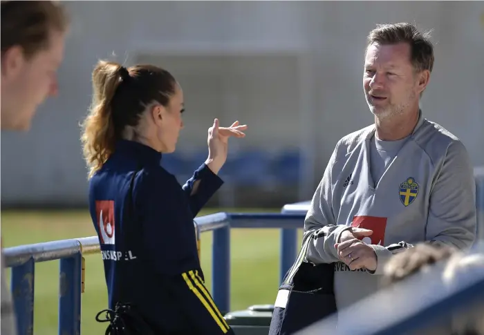  ?? Bild: Janerik Henriksson ?? Förbundska­pten Peter Gerhardsso­n fortsätter att jobba med Kosovare Asllani och de andra spelarna i det svenska fotbollsla­ndslaget.