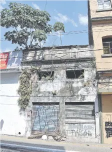  ??  ?? Los negocios con hermosos locales sobre Estrella, algunos patrimonio­s, están en estado de abandono.