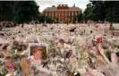  ?? Photograph: Jeremy SuttonHibb­ert/Alamy ?? Kensington Palace after the funeral of Diana in 1997.