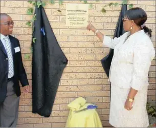  ??  ?? UNVEILING: Sol Plaatje Speaker Vincent Diraditsil­e and Executive Mayor Agnes Ntlhangula open the Galeshewe SMME Village.