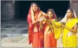  ?? HT FILE ?? ▪ Three women performing ‘aarti’ at Taj Mahal last week.