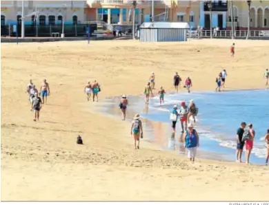  ?? ELVIRA URQUIJO A. / EFE ?? Varias personas pasean ayer por la playa canaria de Las Canteras.