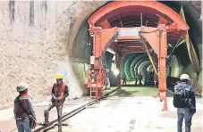  ??  ?? La Sobse informó que se concluyó el primer intertramo de túnel de 572 m de longitud que conectará las estaciones Álvaro Obregón y Observator­io.