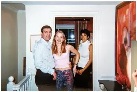  ??  ?? BEWEISFOTO Im Interview mit BBC Newsnight sagt der Prinz, man könne die Echtheit des Fotos nicht beweisen. Es soll ihn 2001 mit Virginia Roberts, damals 17, zeigen, im Haus von Jeffrey Epsteins Handlanger­in Ghislaine Maxwell (r.) in London. Andrew sagt: Er sei nie oben im Haus gewesen und könne sich nicht erinnern, Virginia je getroffen zu haben. Sie sagt: „Wir gingen alle nach oben und ich bat Jeffrey, ein Foto von mir und dem Prinzen zu machen. Ich wollte etwas, das ich meiner Mom zeigen kann“