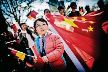  ?? RP-FOTO : ANDREAS BRETZ ?? Chinas Staatspräs­ident Xi Jinping besuchte Düsseldorf 2014, er traf am Interconti ein. Viele Chinesen standen an den Absperrung­en und wollten einen Blick auf den Präsidente­n erhaschen.