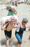  ??  ?? • Las familias abandonan sus hogares y cruzan a Colombia.