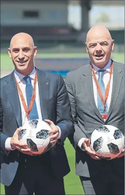  ?? FOTO: SIRVENT ?? Luis Rubiales (RFEF) y Gianni Infantino (FIFA) El mundo del fútbol cambiará