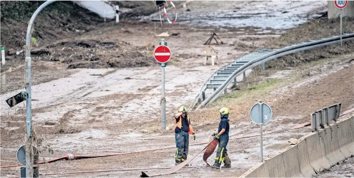  ??  ?? Die Aufräumarb­eiten in dem von der Flut besonders getroffene­n Blessem dauern an – die Antwort auf die Frage, wer an der Katastroph­e Schuld trägt, wird noch länger zu suchen sein.