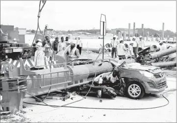  ??  ?? File photo shows constructi­on workers lifting the piling machine that crashed a car killing a couple on Nov 5 in Klang. — Bernama photo