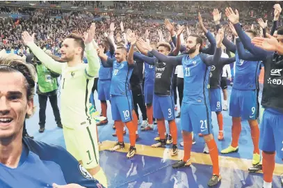  ?? — Gambar Reuters ?? RAIKAN BERSAMA: Pemain Perancis meraikan kejayaan mereka menumpaska­n Belarus pada perlawanan terakhir Kelayakan Piala Dunia 2018 di Stade de France, Paris.