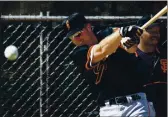  ?? MIKE FIALA — GETTY IMAGES ?? San Francisco Giants second baseman Jeff Kent takes batting practice during spring training in 2002 in Scottsdale, Ariz. Kent is still looking to get into the Hall of Fame.