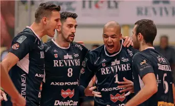  ??  ?? L’esultanza di Milano per il 3-0 su Civitanova: da sinistra Kozamernik, Maar, Abdel-Aziz e Sbertoli