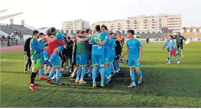 ?? REPORTAJE GRÁFICO: ERASMO FENOY Y M.C.I.C,. ?? Jugadores y técnicos del Algeciras celebran el ascenso sobre el terreno de juego del Municipal.