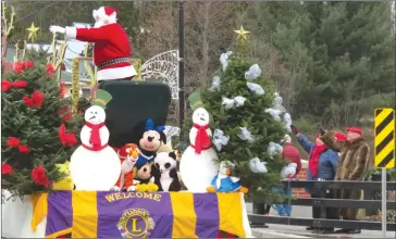  ?? ANN DAVIDSON ?? The long awaited St. Nick waving to and being waved at by all during the annual prechristm­as parade hosted by the Knowlton Lions Club.