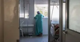  ?? AFP ?? Una familiar de un paciente con sida espera por él en un hospital marroquí. Es tal el estigma que incluso ella evita ser vista.