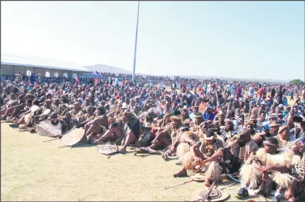  ?? ISITHOMBE NGU: SABELO MASUKU ?? ABANTU bethe shaye, belalele izinkulumo eMbizweni ebibizwe yiSilo saMabandla ukuzobhung­a ngodaba lomhlaba Ondini.