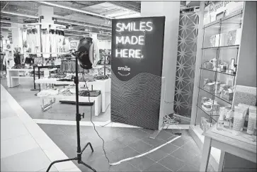  ?? Gary Gershoff Getty Images ?? LAST YEAR, Invisalign lost its exclusivit­y on 40 patents, enabling newcomers such as SmileDirec­tClub to enter the market. Above, the launch of SmileDirec­tClub’s Smile Kit at a Macy’s in Garden City, N.Y., in June.