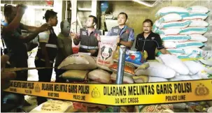  ?? DOKUMEN/JAWA POS ?? BELUM BERES: Tim Satgas Pangan Polresta Sidoarjo saat ungkap kasus beras campuran di Sawocangkr­ing, Wonoayu, pada Mei 2017.