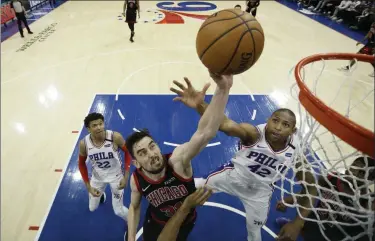  ?? ASSOCIATED PRESS FILE ?? The Sixers’ Al Horford, right, might not have a spot in the starting five in the near future. But he’ll still contribute late with plays like this defense against Chicago’s Tomas Satoransky Feb. 9, thanks in part to his veteran poise in the face of a demotion.