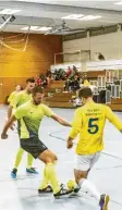  ?? Foto: Siegfried Rebhahn ?? Die DJK Ost Memmingen (gelb-schwarz) zog ohne Niederlage ins Finale um die Unterallgä­uer Futsal-Meistersch­aft ein.