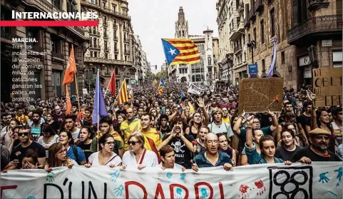  ??  ?? MARCHA. Tras los incidentes en la votación del domingo miles de catalanes ganaron las calles en protesta.