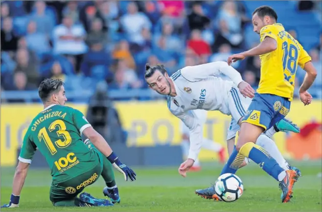  ??  ?? MUY ACTIVO. La imagen es de una ocasión de Gareth Bale ya al final del partido, cuando buscaba el ‘hat-trick’. Estuvo el galés muy presente en el ataque del Madrid.