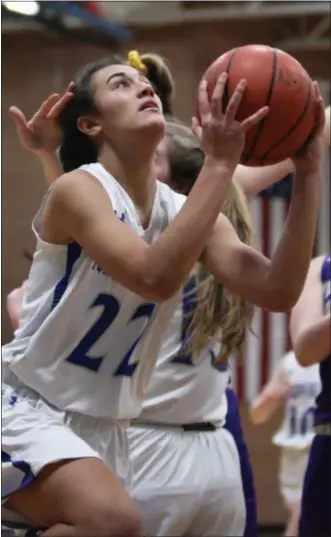  ?? RANDY MEYERS — FOR THE MORNING JOURNAL ?? Midview’s Izzy Patarini drives the baseline for a shot against Vermilion during the second quarter Dec. 27. The Middies won, 56-32.