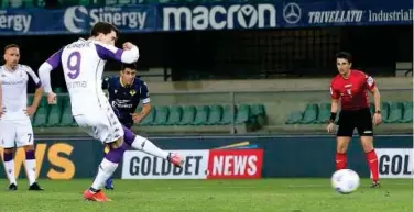  ?? Associated Press ?? ↑
Fiorentina’s Dusan Vlahovic (third left) scores a goal against Hellas Verona during their Italian League match on Tuesday.