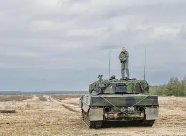  ?? MACIEK NABRDALIK/THE NEW YORK TIMES ?? Ukrainian soldiers operate a Leopard 2 tank last month at a base in Swietoszow, Poland. Analysts say pledges to deliver the vehicles to Ukraine have exposed how unprepared European military forces are.