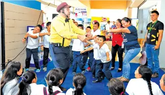  ??  ?? Actividad lúdica. Diversión y lectura les proporcion­ó Walmart a los niños y niñas del Centro Escolar Antonio Najarro de Mejicanos.