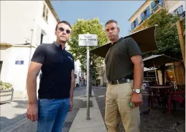  ??  ?? « Il n’y a pas eu d’enquête ! » dénoncent à La Seyne, sur la place qui porte le nom de leur père assassiné à Sanary en , Jérôme et Jean-Christophe Perrin, âgés de  et  ans au moment du drame.