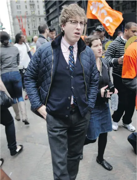  ?? — THE ASSOCIATED PRESS FILES ?? NYPD Detective Rick Lee, centre, walks with protesters in New York in 2011.