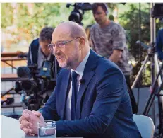  ??  ?? Schulz setzt trotz schlechter Umfragewer­te auf Optimismus. Klar werde er Kanlzer, sagt er im Interview.
FOTO: AXEL SCHMIDT/AFP