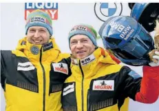  ?? FOTO: MICHAEL/DPA ?? Francesco Friedrich (rechts) und Alexander Schüller jubeln nach ihrem WMTriumph im Zweierbob auf dem Podium.