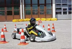  ?? Fotos: Ines Schmitt ?? Bei voller Konzentrat­ion zeigten die kleinen und großen Kartfahrer ihr Können beim Meringer Turnier. 103 Starter in sieben Wertungskl­assen traten beim siebten Schwa benpokalla­uf an.