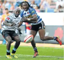  ?? Picture: GALLO IMAGES ?? EYES ON THE BALL: Centre Jonathan Francke, left, of Griquas and Western Province winger Seabelo Senatla clash during the Currie Cup match yesterday at Newlands Stadium in Cape Town