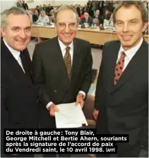  ?? [AFP] ?? De droite à gauche : Tony Blair, George Mitchell et Bertie Ahern, souriants après la signature de l’accord de paix du Vendredi saint, le 10 avril 1998.