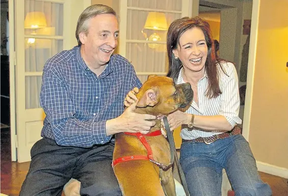  ??  ?? Retrato. Néstor Kirchner y Cristina Fernández en su casa de Río Gallegos antes de las elecciones de abril de 2003.