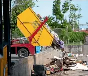  ?? TOM LEE/STUFF ?? Another load goes into the Refuse Transfer Station on Lincoln St.