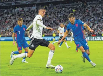  ?? FOTO: JAVIER GARCIA/SHUTTERSTO­CK/IMAGO ?? Aushilfs-Stoßstürme­r Kai Havertz (Mi.) im Zweikampf mit Englands John Stones.