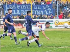  ??  ?? El 1-0. Ya partió el cabezazo goleador de Fernández.