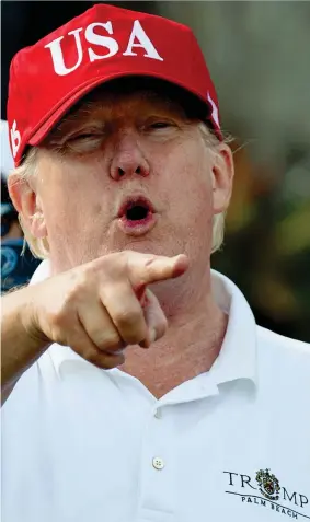  ??  ?? Il presidente degli Stati Uniti, Donald Trump (71 anni), sul campo di golf ieri a Palm Beach