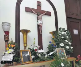  ??  ?? 2 Despedida. Sus restos fueron traslados a una funeraria de San Salvador el sábado pasado, donde amigos y familiares lo despidiero­n.