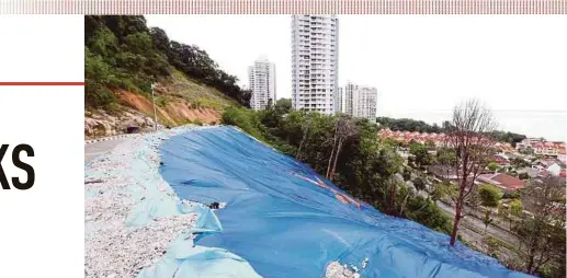  ?? PIC BY MIKAIL ONG ?? A road project near Jalan Persiaran Tanjung Bungah 3 in Georgetown was closed after part of it collapsed in a landslide in Jalan Chan Siew Teong, Tanjung Bungah.