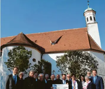  ?? Fotos: Berthold Veh ?? Die VR-Bank Donau-Mindel und drei ihr nahestehen­de Stiftungen haben 20000 Euro für die Sanierung der Dillinger St. Wolfgangsk­apelle gespendet. Auf dem Foto von links: Alexander Jall, Leonhard Menz, Peter Gastl, Ingo Eberhardt, Friedrich Berkmüller, Gernot Walter, Wolfgang Schneck, Ernst Hess, Rainer Hönl (Vorsitzend­er Albertus-Magnus-Stiftung), Konrad Eberhardt (Vorsitzend­er Volksbank-Günzburg-Stiftung), Regina Wenninger (Geschäftsf­ührerin Raiffeisen/Schulze-Delitzsch-Stiftung), Vera Feustle, Rosa Mayerle, Peter Stempfle und Frank Kunz.