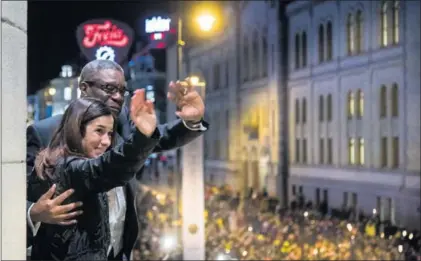  ?? / H. JUNGE (AP) ?? Los Nobel de la Paz Nadia Murad y Denis Mukwege saludan ayer a una multitud en Oslo.