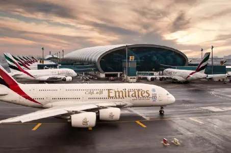  ??  ?? طائرات لشركة «الإمارات» على مدرج مطار دبي الدولي