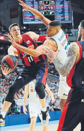  ?? FOTO: EFE ?? Janning busca el pase ante los largos brazos de Tavares. El Baskonia dio primero