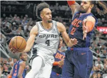  ?? Tom Reel / Staff photograph­er ?? With 23 points, Derrick White joined Aldridge in notching a career high. White added eight assists, five rebounds, two steals and a crucial block.